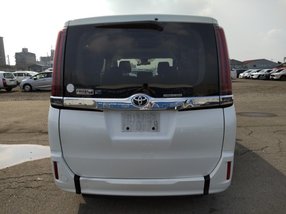 TOYOTA NOAH