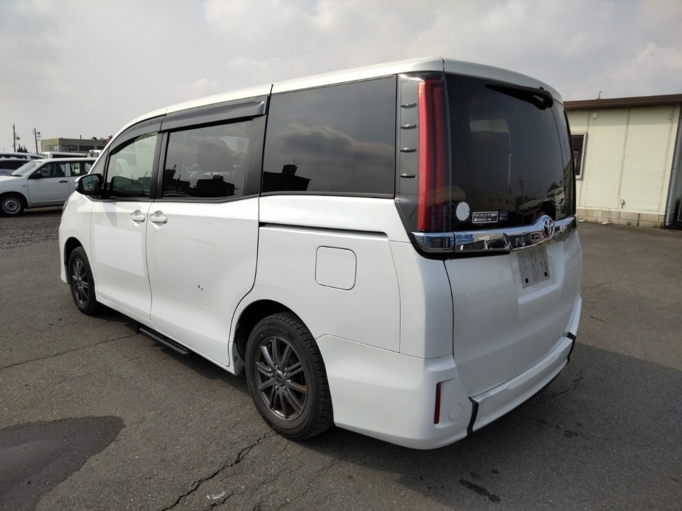 TOYOTA NOAH