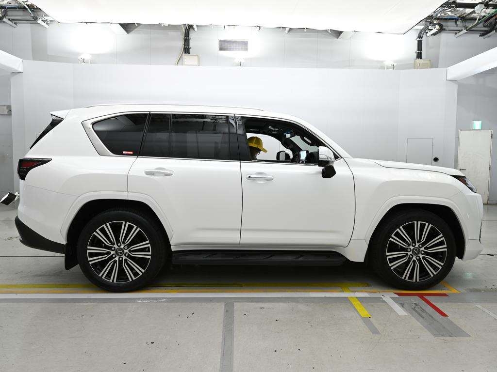LEXUS LX600