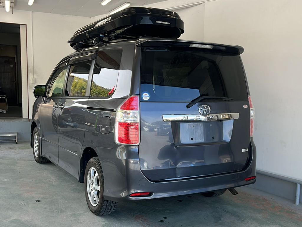 TOYOTA NOAH