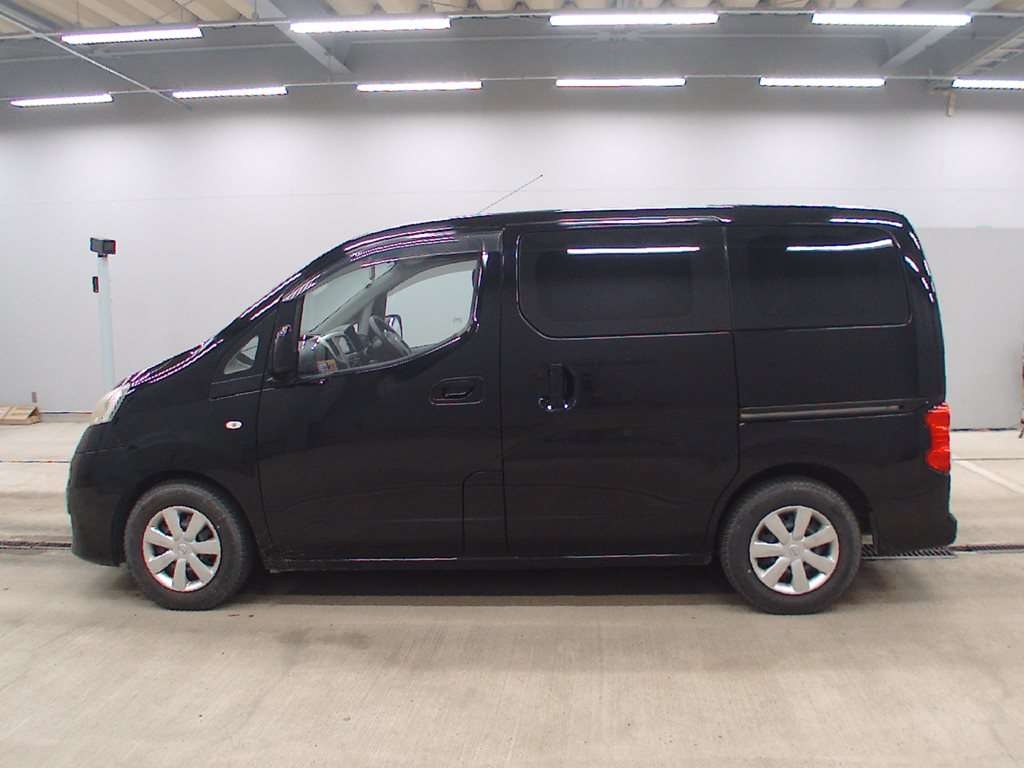 NISSAN NV200