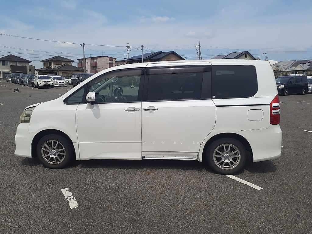TOYOTA NOAH