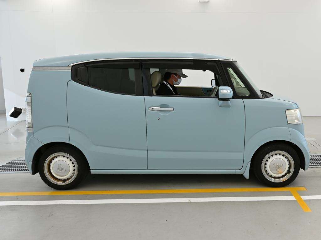 HONDA N-BOX SLASH