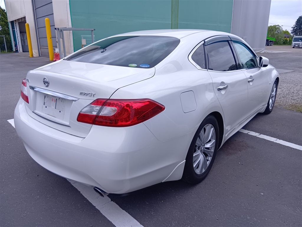 NISSAN FUGA