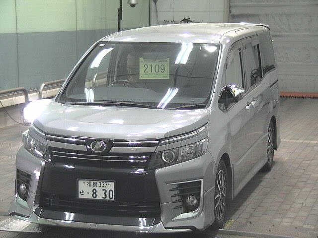 TOYOTA VOXY