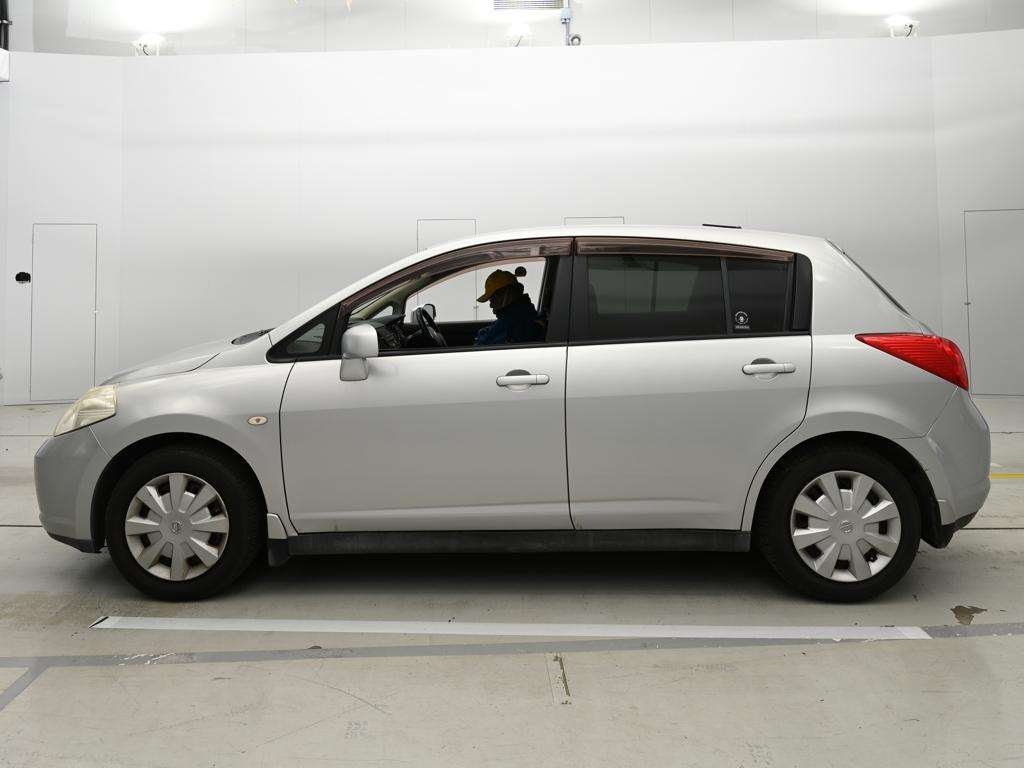 NISSAN TIIDA