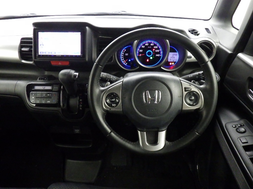 HONDA N-BOX SLASH