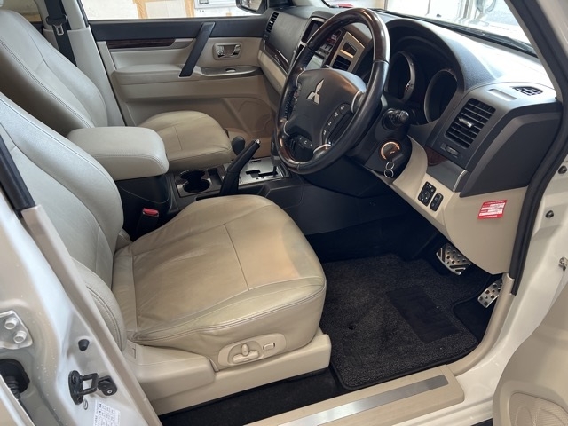 MITSUBISHI PAJERO