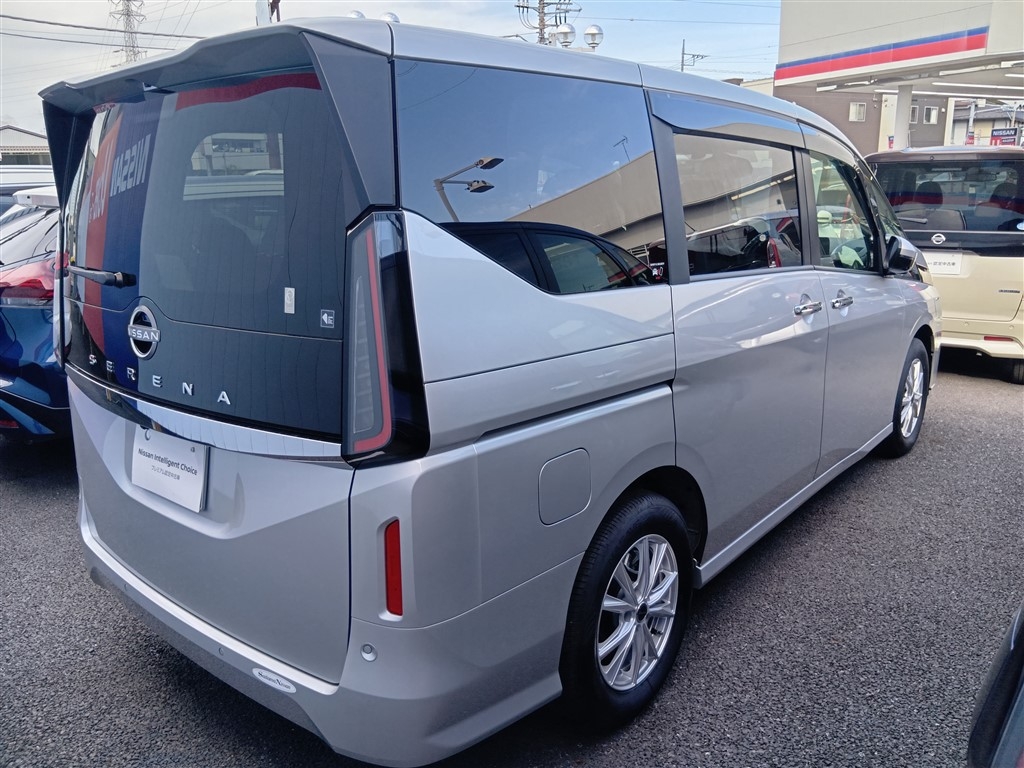 NISSAN SERENA