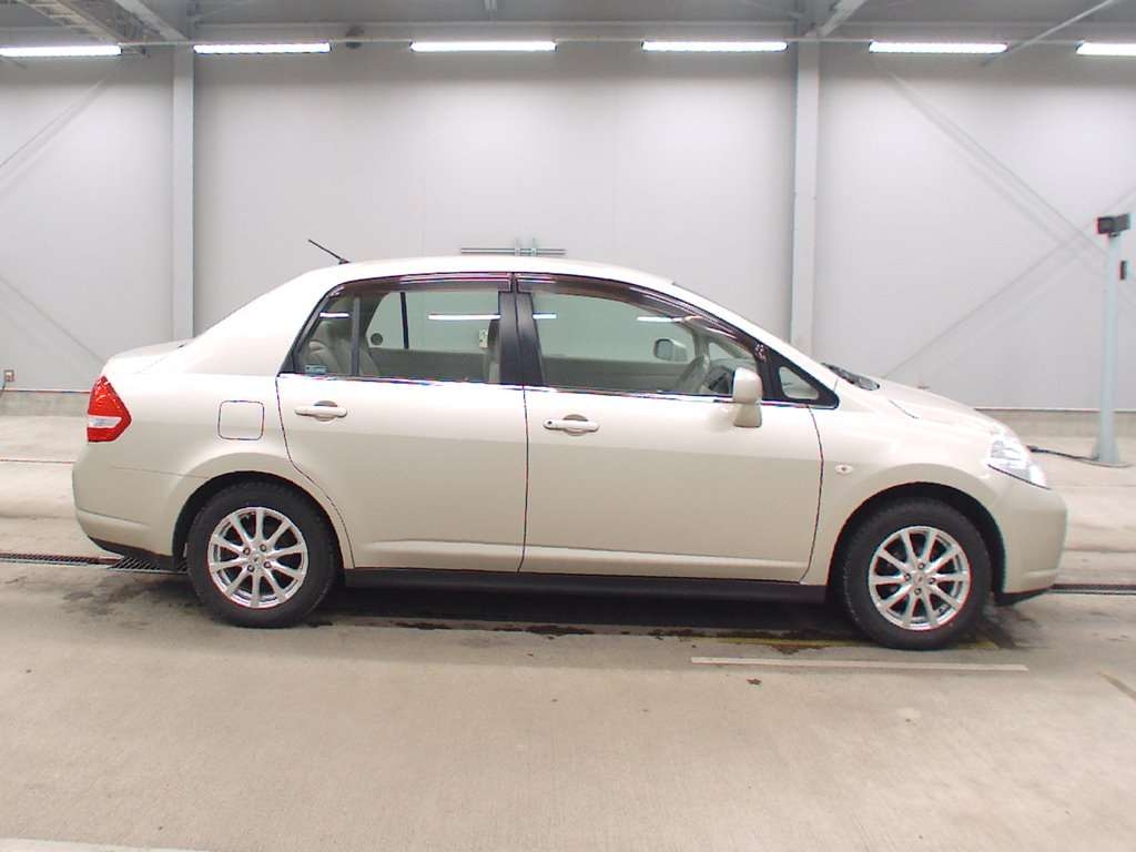 NISSAN TIIDA LATIO