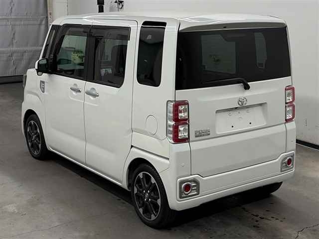 TOYOTA PIXIS MEGA