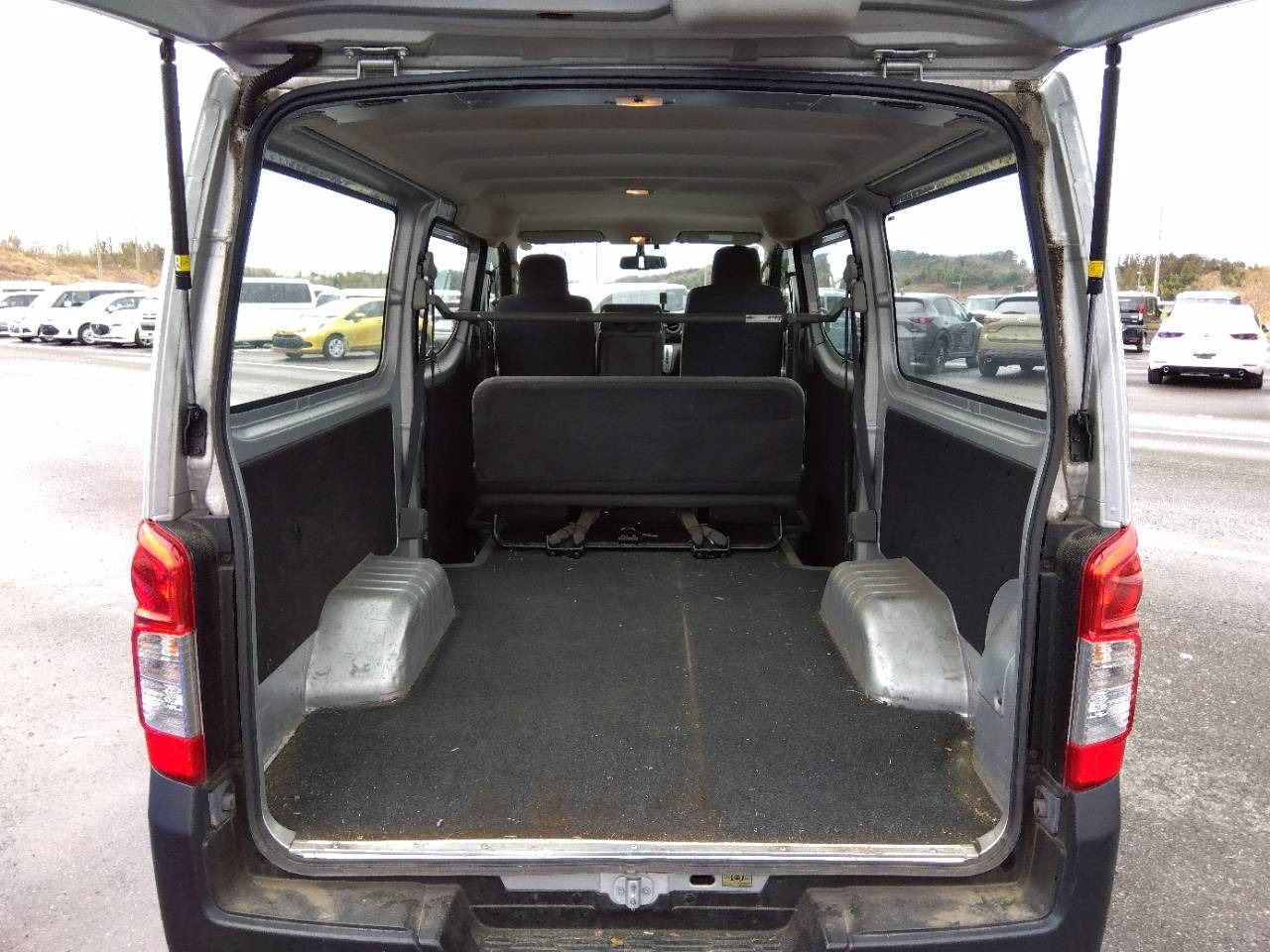 NISSAN NV350 CARAVAN