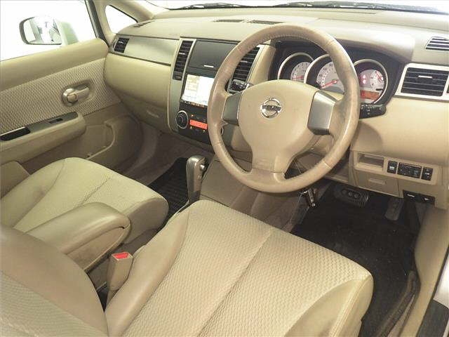 NISSAN TIIDA