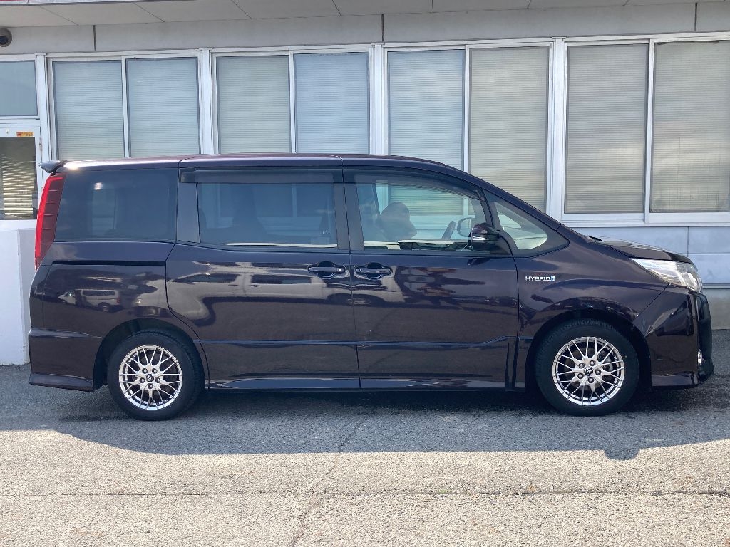 TOYOTA NOAH
