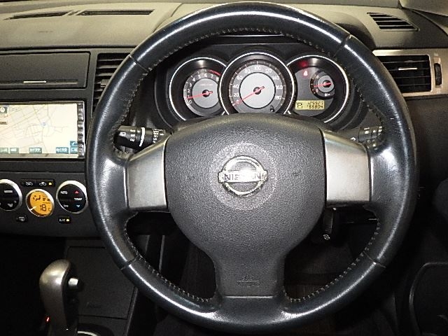 NISSAN TIIDA