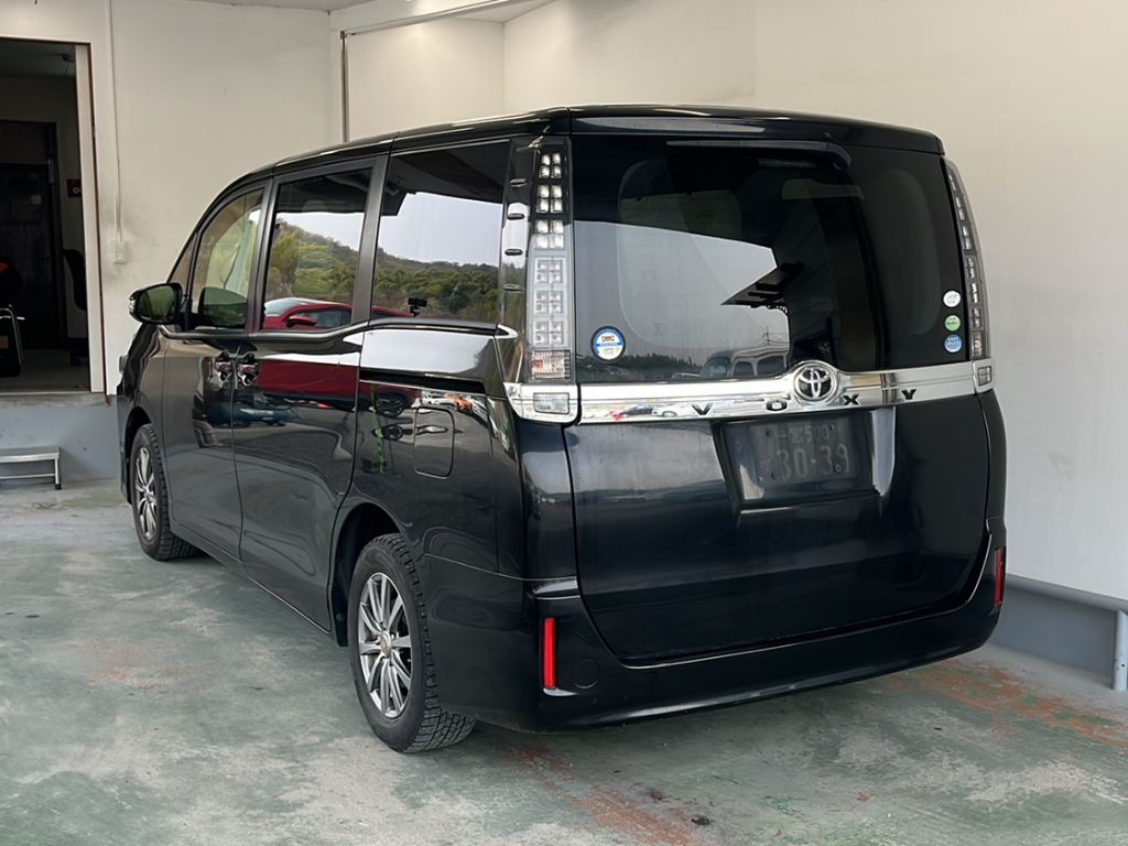 TOYOTA VOXY