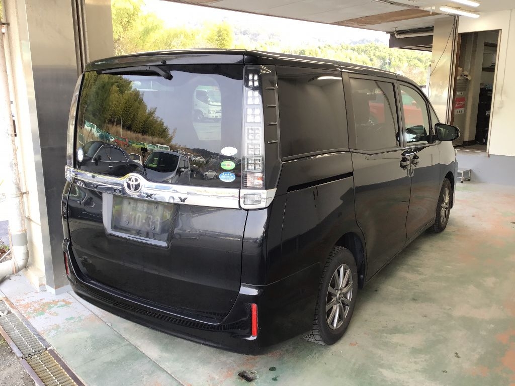 TOYOTA VOXY