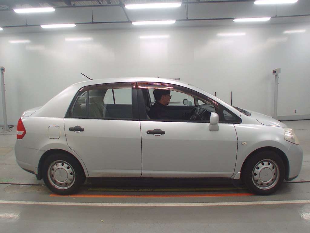 NISSAN TIIDA LATIO