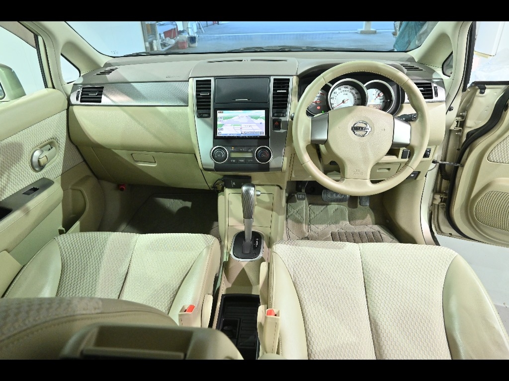 NISSAN TIIDA