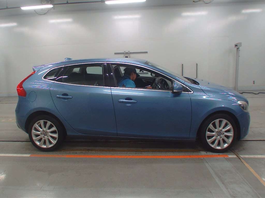 VOLVO V40