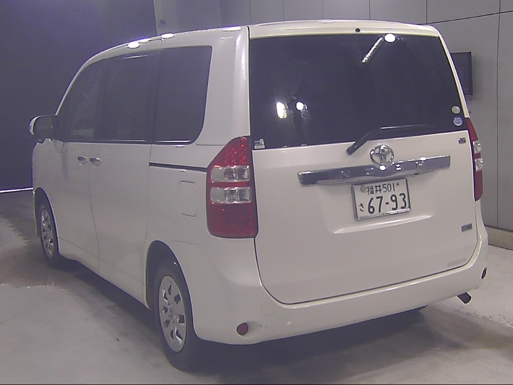 TOYOTA NOAH