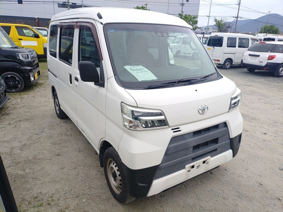 TOYOTA PIXIS VAN