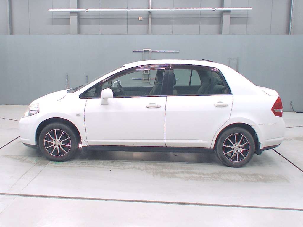 NISSAN TIIDA LATIO