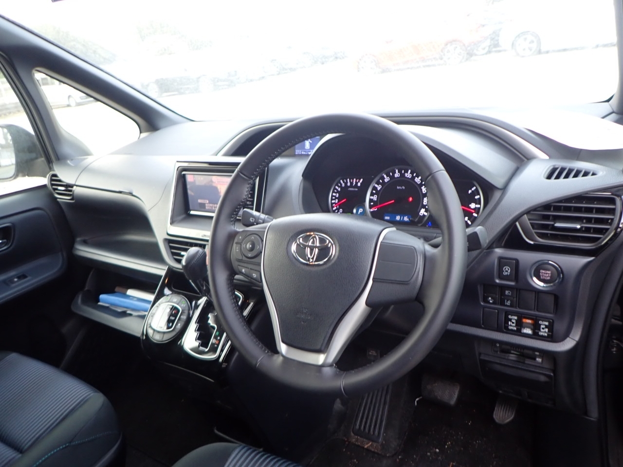 TOYOTA VOXY