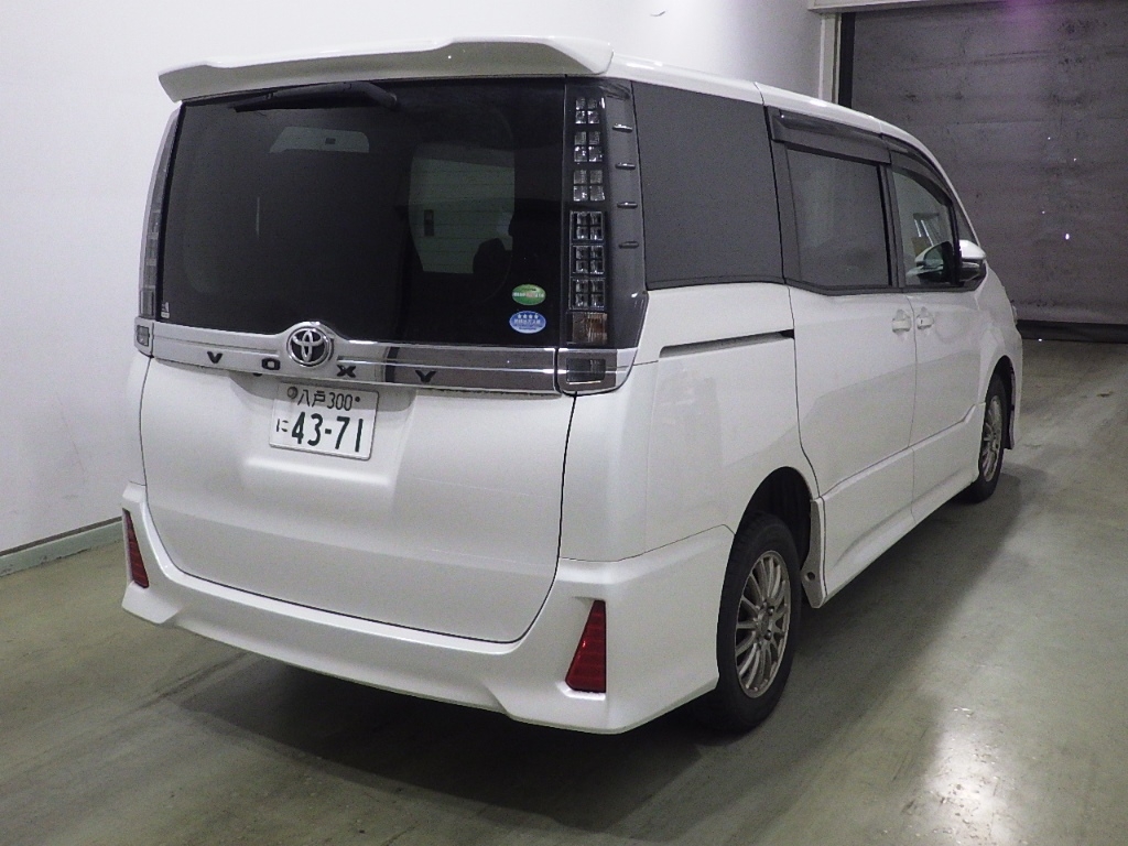 TOYOTA VOXY