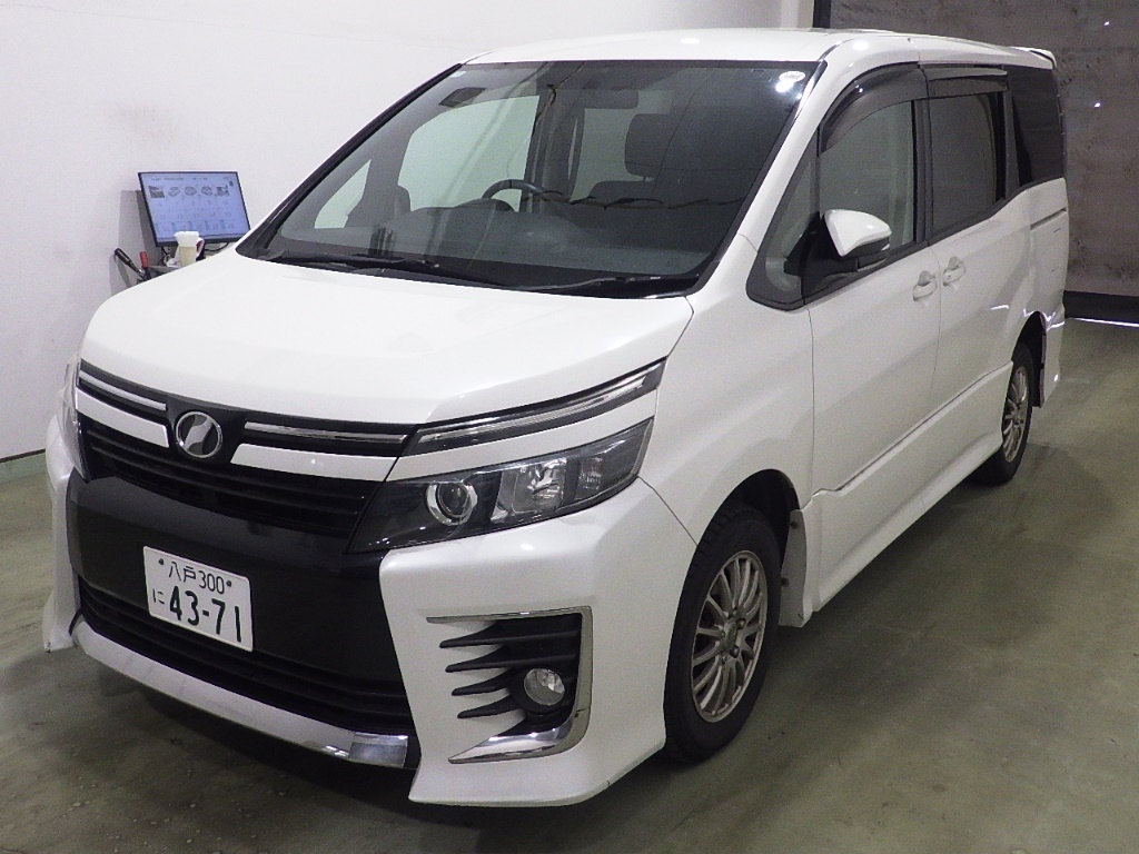 TOYOTA VOXY