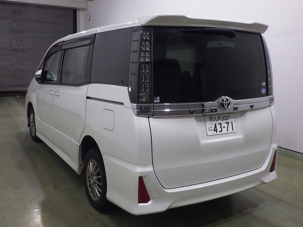TOYOTA VOXY