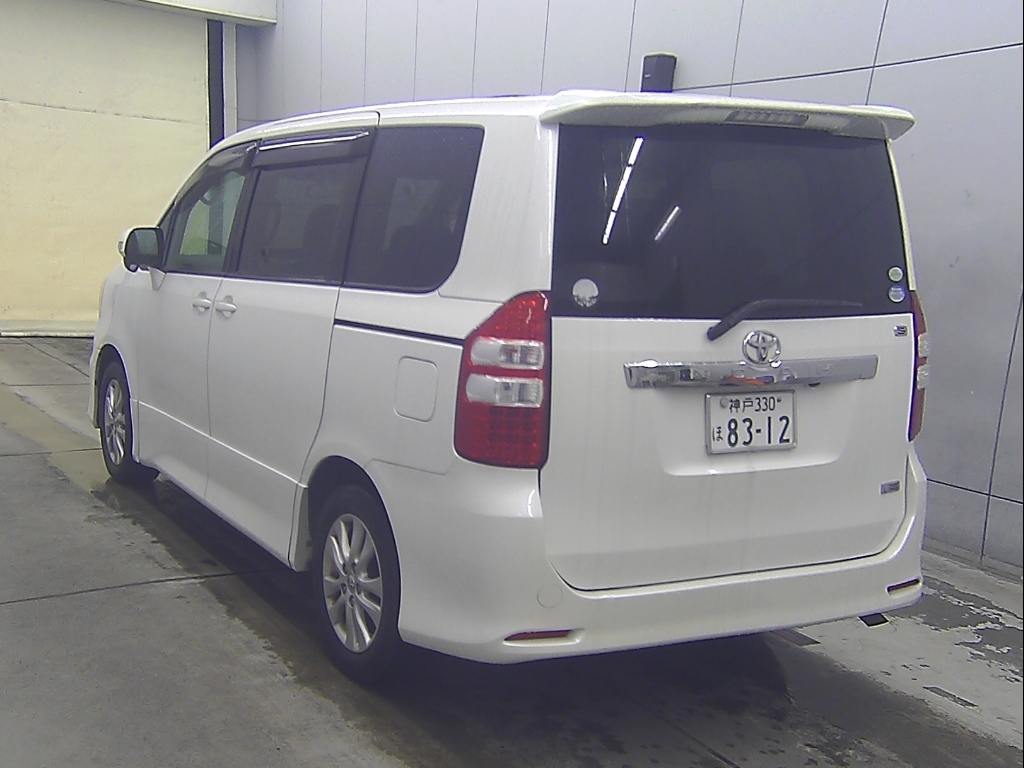 TOYOTA NOAH