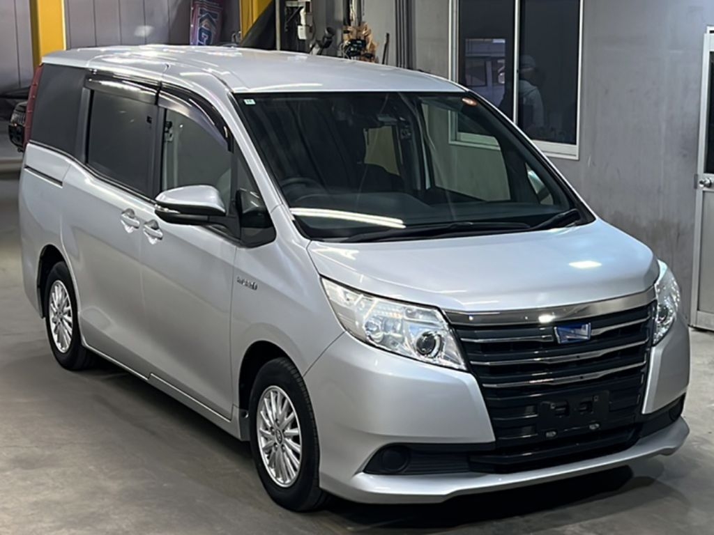 TOYOTA NOAH