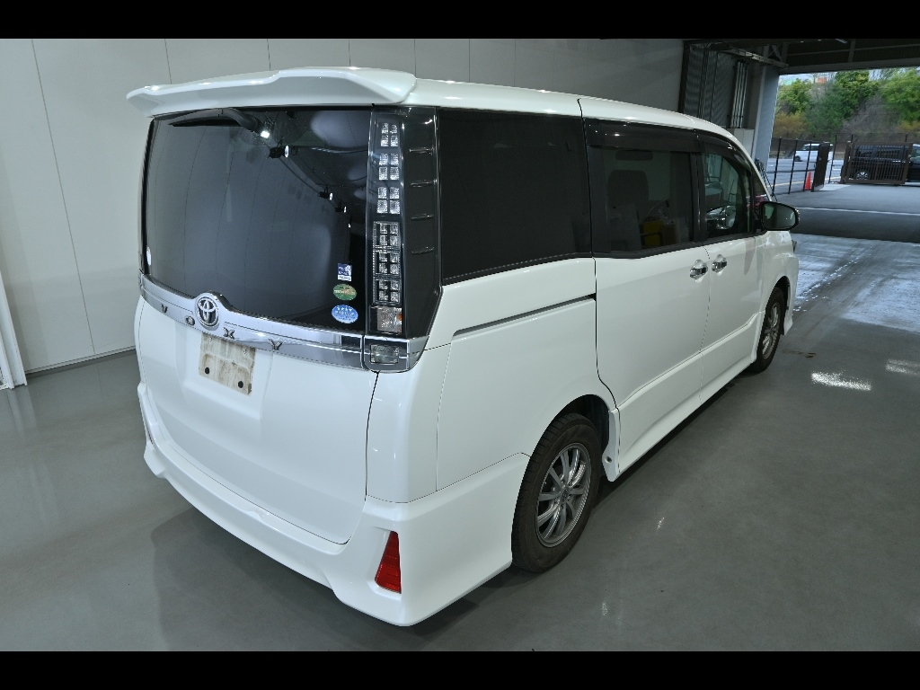 TOYOTA VOXY