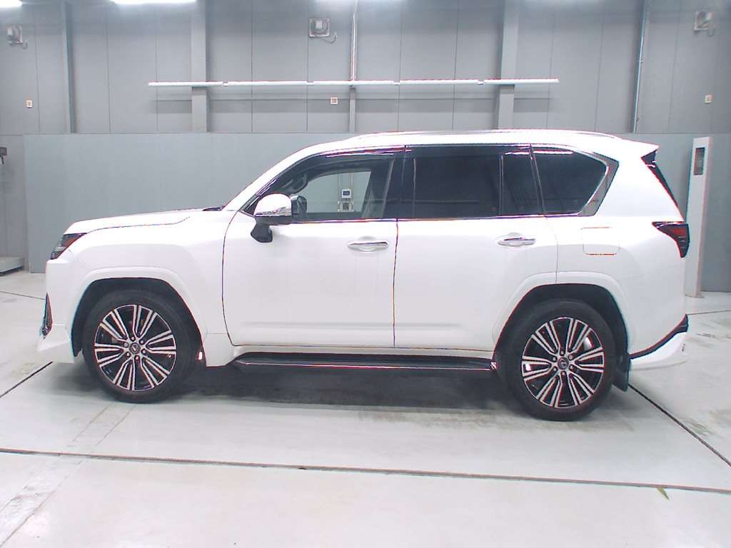 LEXUS LX600