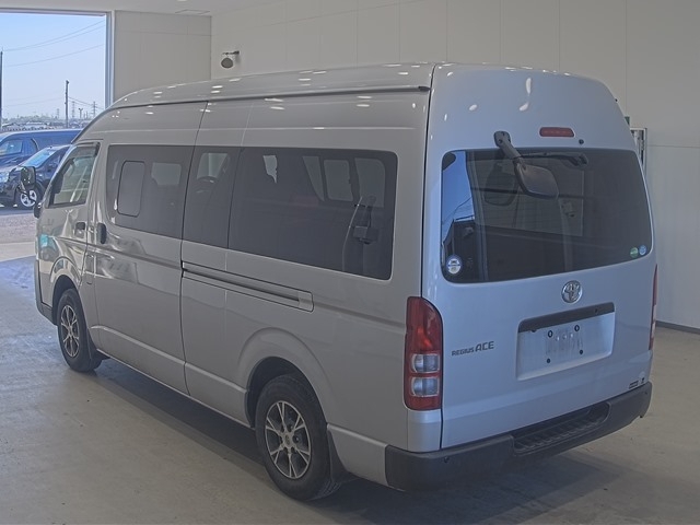 TOYOTA REGIUS ACE
