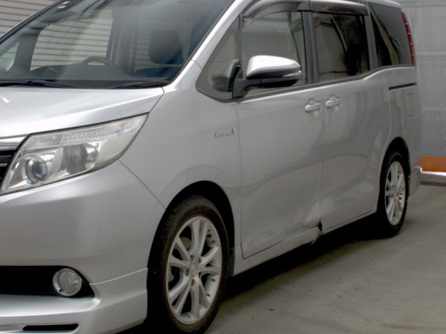 TOYOTA NOAH