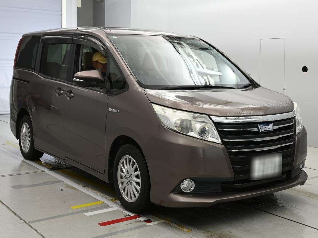 TOYOTA NOAH