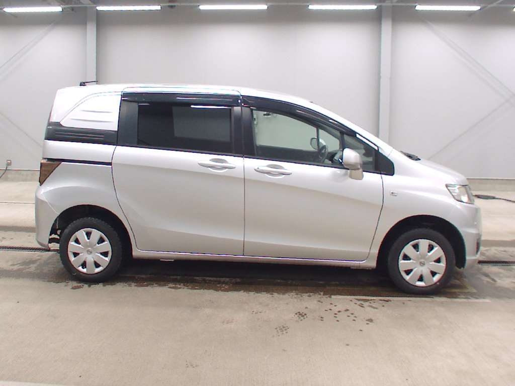 HONDA FREED SPIKE