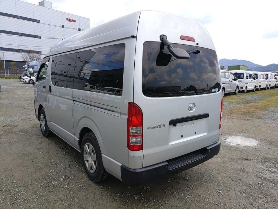 TOYOTA REGIUS ACE