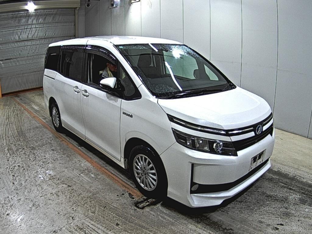 TOYOTA VOXY