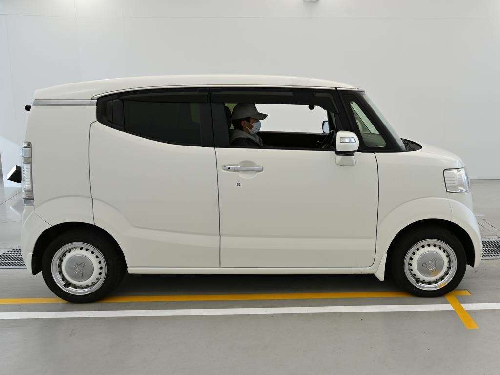 HONDA N-BOX SLASH