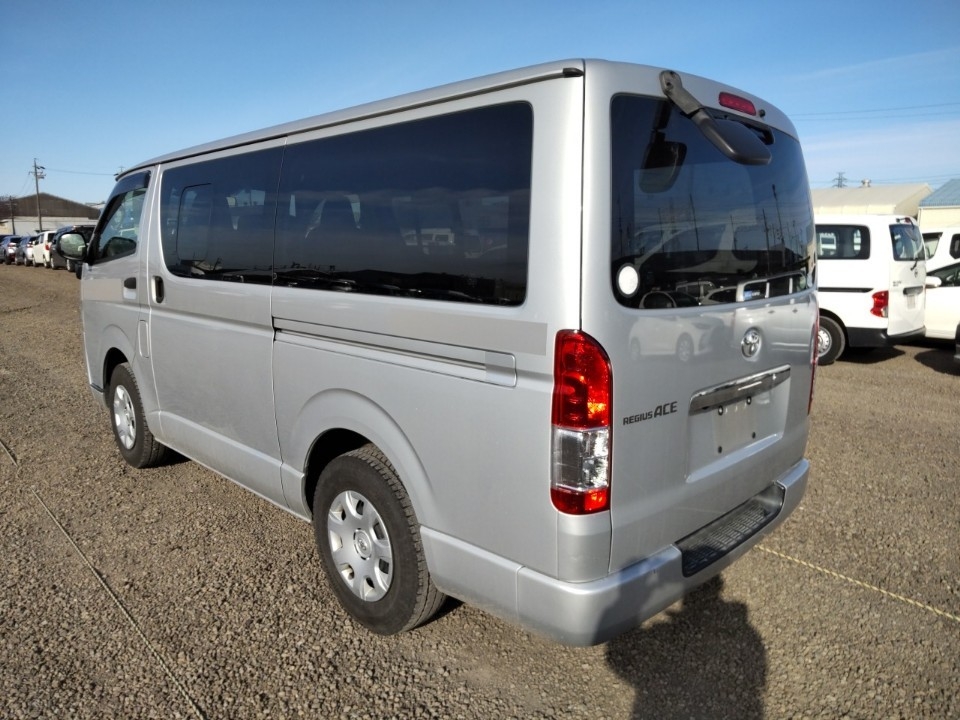 TOYOTA REGIUS ACE