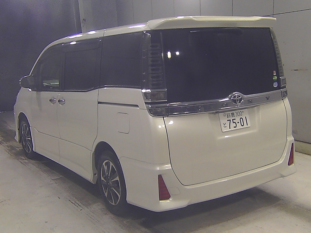 TOYOTA VOXY