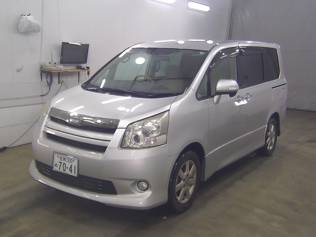 TOYOTA NOAH