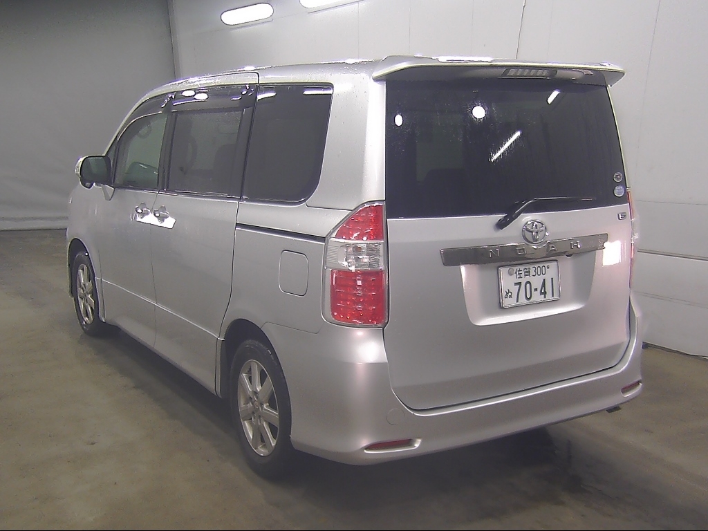 TOYOTA NOAH