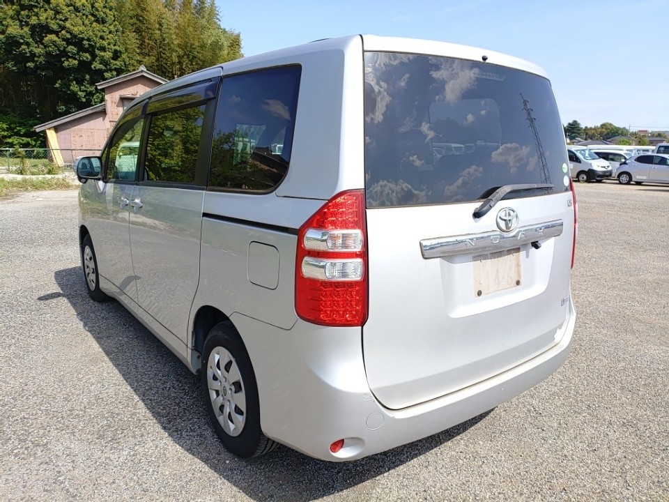 TOYOTA NOAH