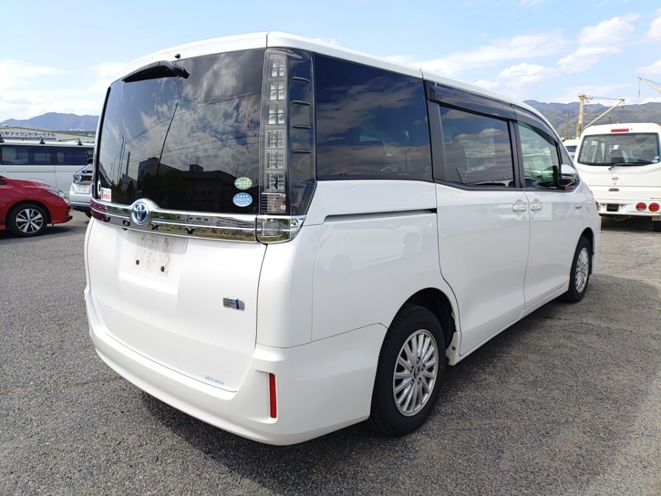 TOYOTA VOXY
