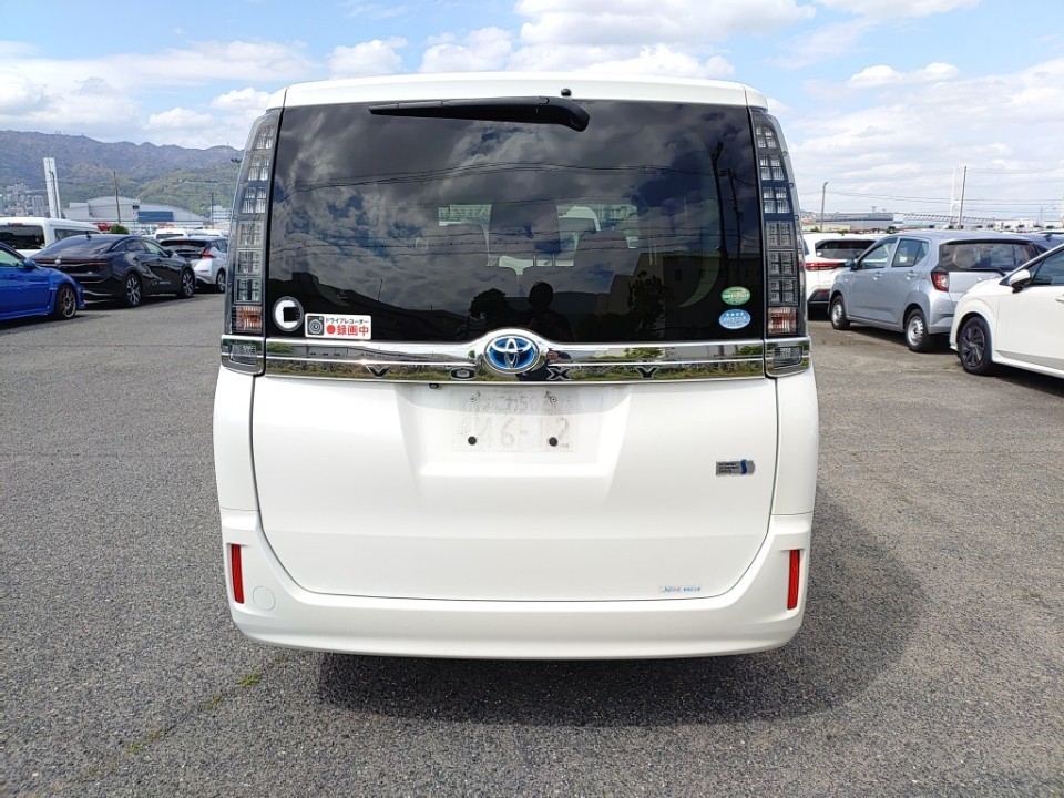 TOYOTA VOXY