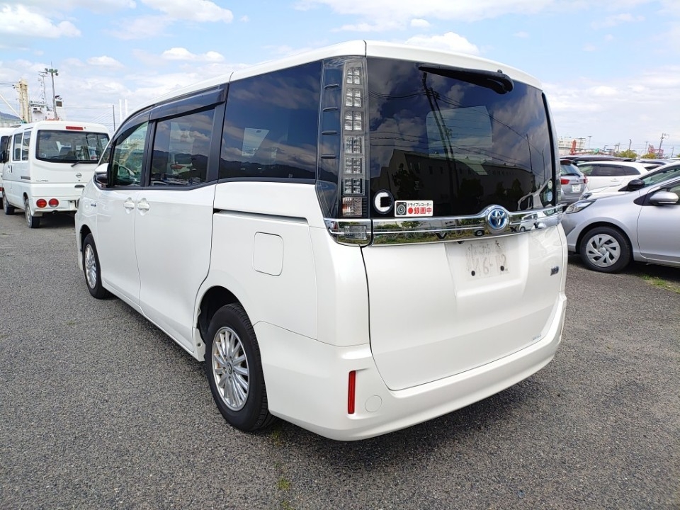 TOYOTA VOXY